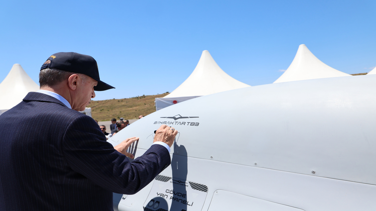 Cumhurbaşkanı Recep Tayyip Erdoğan, İzmir'in Seferihisar ilçesindeki Doğanbey Atışlı Tatbikat Bölgesi'nde gerçekleştirilen Efes-2024 Tatbikatı'nın seçkin gözlemci gününe katıldı. Cumhurbaşkanı Erdoğan, Doğanbey Tatbikat Bölgesi'nde açılan Savunma Sanayi Fuarı'nı gezdi. ( TCCB / Murat Çetinmühürdar - Anadolu Ajansı )
