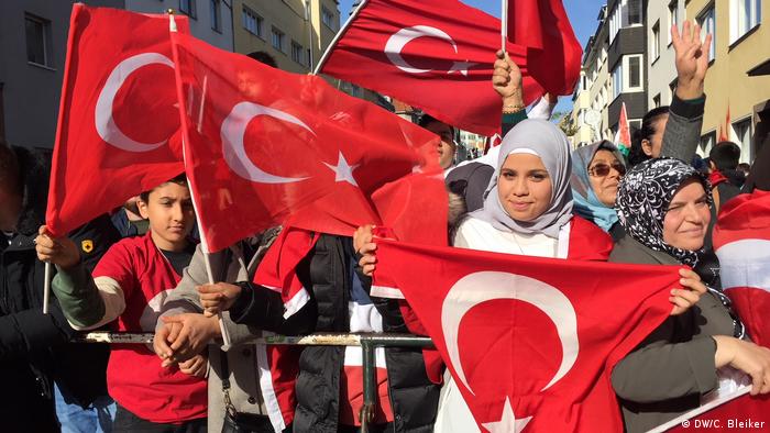 DİTİB'in Köln'deki Merkez Camisi'nin açılışına katılan Türkler DİTİB'in Köln'deki Merkez Camisi'nin açılışına katılan Türkler
