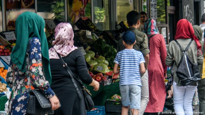 Önergede özellikle Müslüman kadınların kıyafetleri nedeniyle ayrımcılığa maruz kaldığı belirtiliyor.