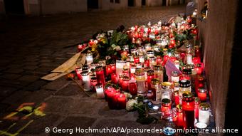 Viyana'da terör saldırısının düzenlendiği yere çiçek ve mumlar bırakıldı Viyana'da terör saldırısının düzenlendiği yere çiçek ve mumlar bırakıldı