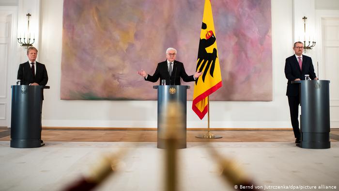 Steinmeier, Alman Sendikalar Birliği Başkanı Reiner Hoffmann ve İşverenler Birliği Başkanı Rainer Dulger ile.