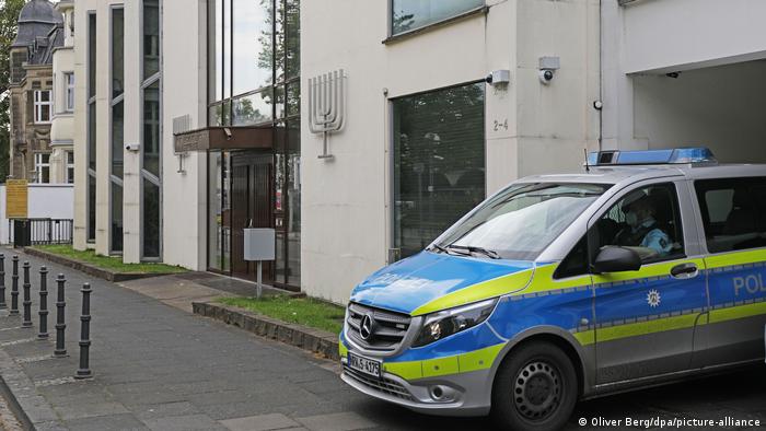 Sinagoglar çevresindeki güvenlik önlemleri artırıldı. Sinagoglar çevresindeki güvenlik önlemleri artırıldı.