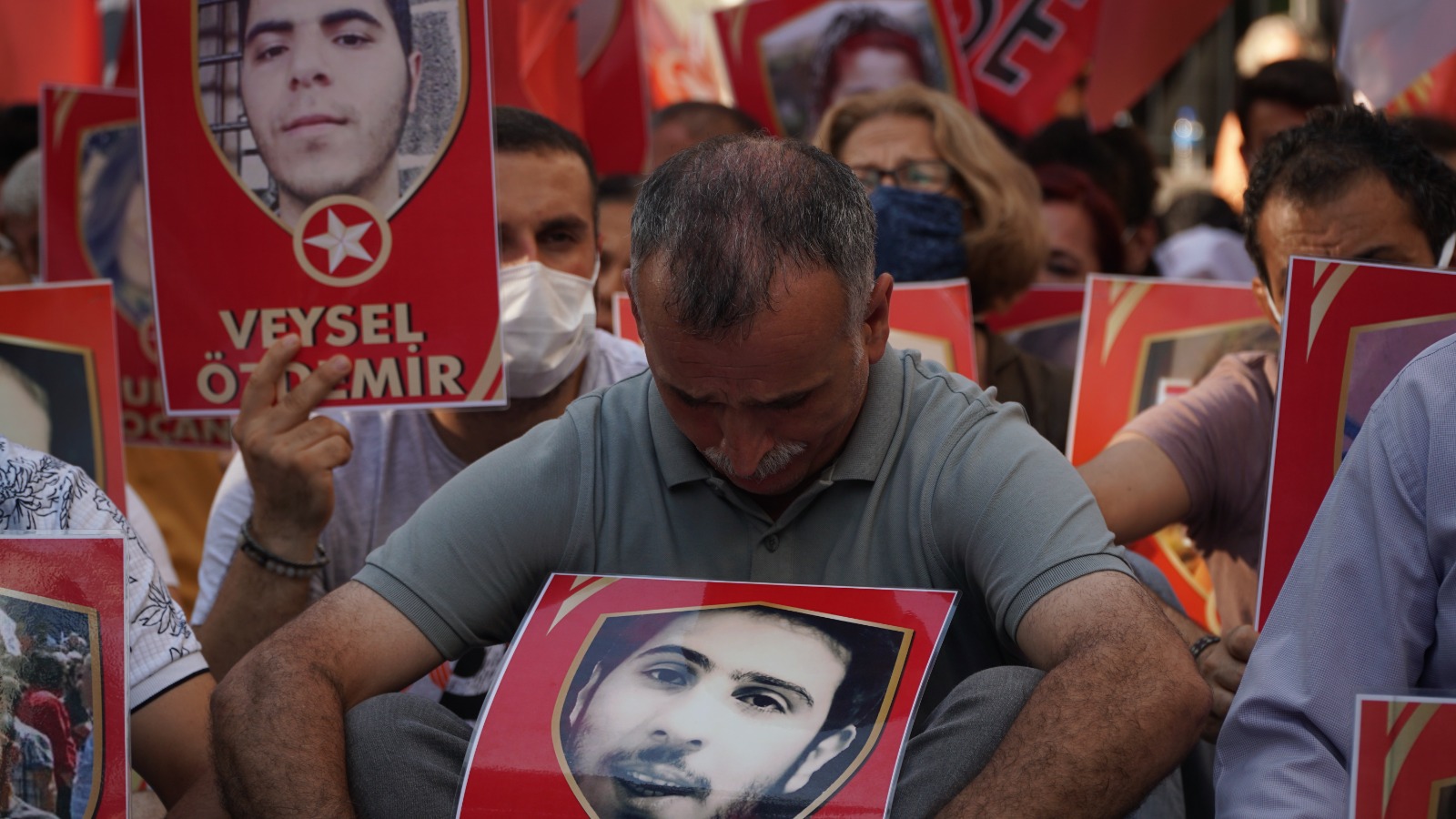 Düşlerin hayaleti- kararlılığın azmi, korkunun, saldırının, iktidarın panzehri… – Beyza Üstün (Yeni Yaşam) Düşlerin hayaleti- kararlılığın azmi, korkunun, saldırının, iktidarın panzehri… – Beyza Üstün (Yeni Yaşam)